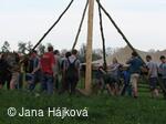 STAVĚNÍ MÁJE